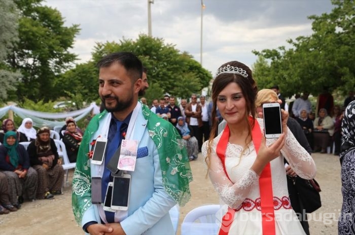 Damada altın yerine akıllı telefon taktılar	