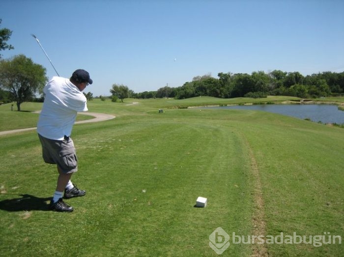 Golf sahasını timsah bastı