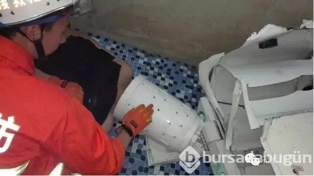 Kafasını öyle bir yere sıkıştırdı ki...