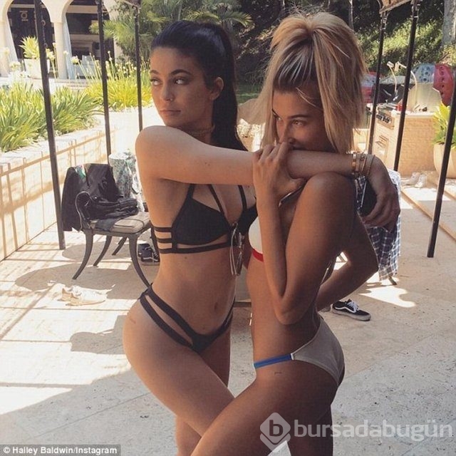 Kylie ve Kendall Jenner kardeşlerden bikini şov