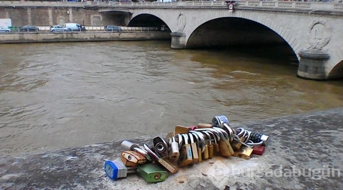 Paris'te aşk direniyor!