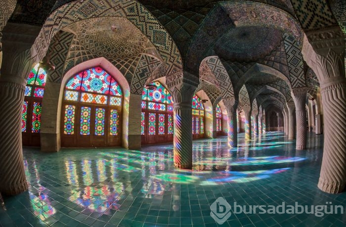 Renklerin büyülü dünyasını sunan cami