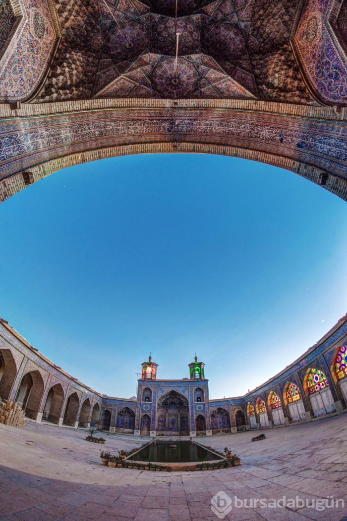 Renklerin büyülü dünyasını sunan cami