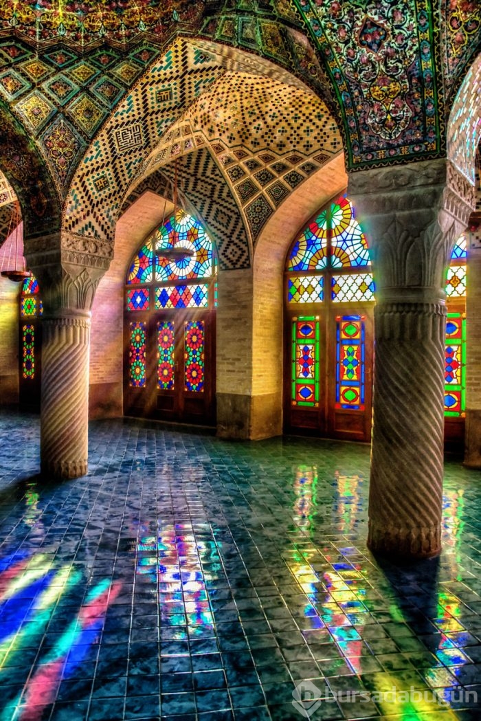 Renklerin büyülü dünyasını sunan cami