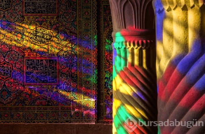 Renklerin büyülü dünyasını sunan cami