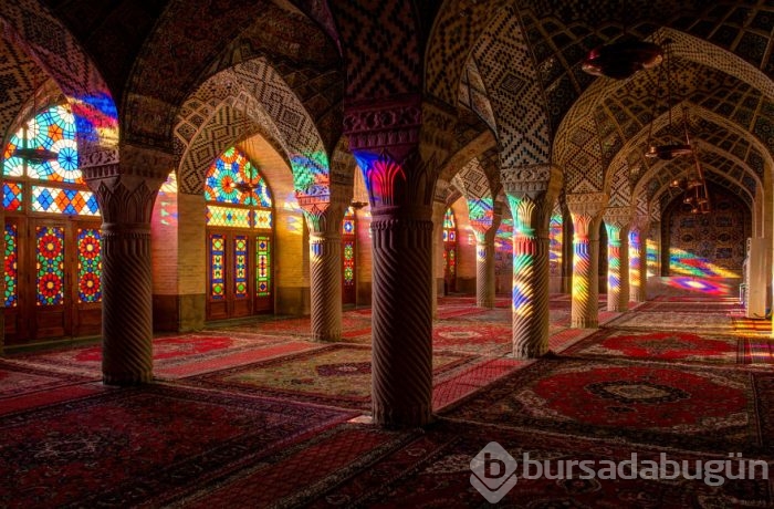 Renklerin büyülü dünyasını sunan cami