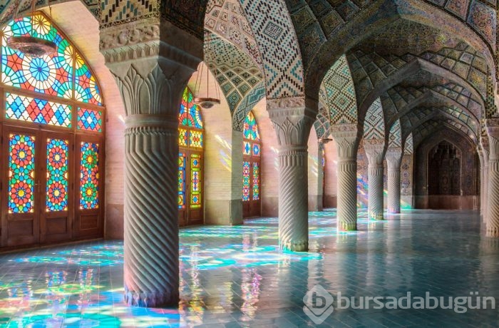 Renklerin büyülü dünyasını sunan cami