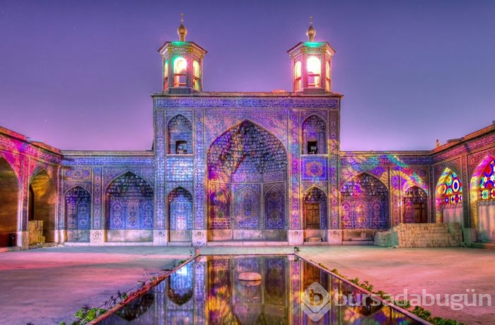Renklerin büyülü dünyasını sunan cami
