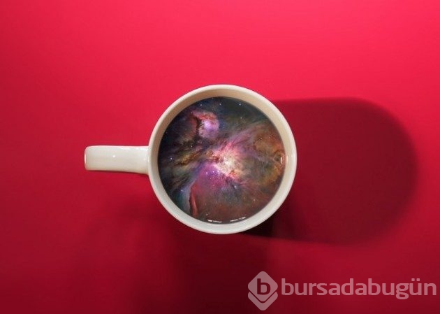 Kahve fincanlarının içindeki muhteşem dalga ve galaksiler
