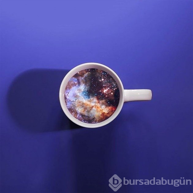 Kahve fincanlarının içindeki muhteşem dalga ve galaksiler

