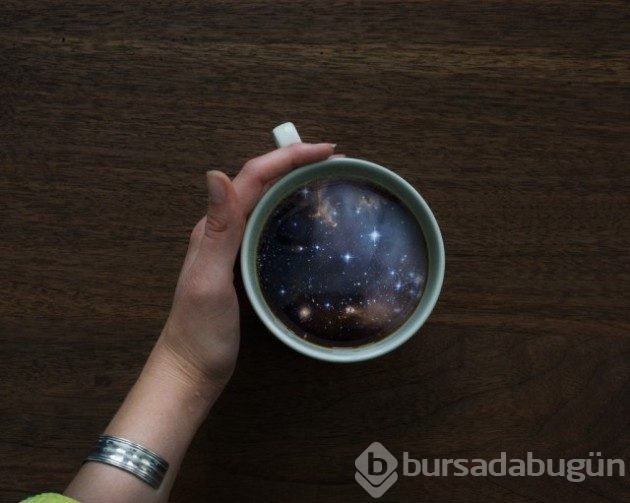 Kahve fincanlarının içindeki muhteşem dalga ve galaksiler
