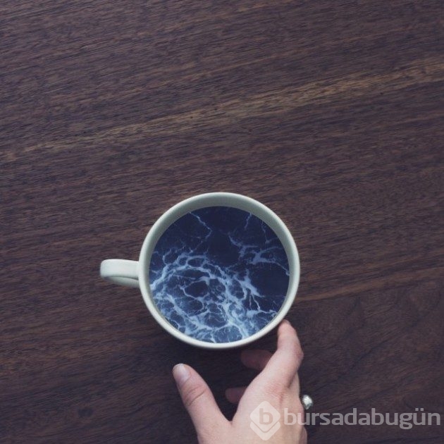 Kahve fincanlarının içindeki muhteşem dalga ve galaksiler
