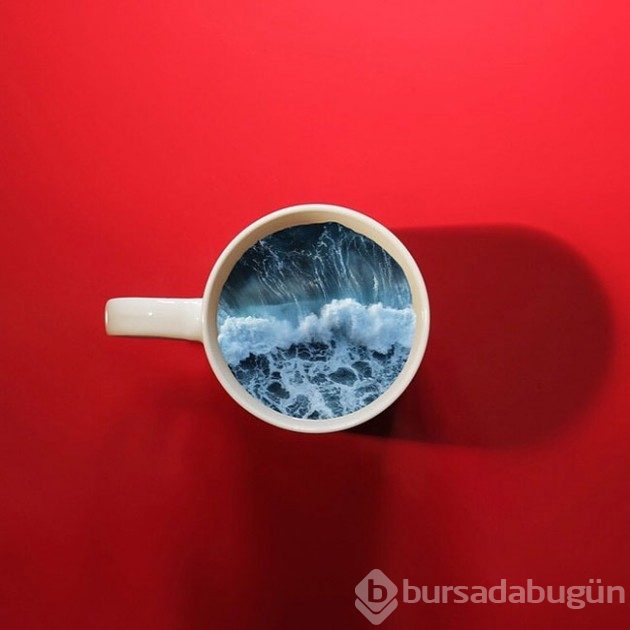 Kahve fincanlarının içindeki muhteşem dalga ve galaksiler

