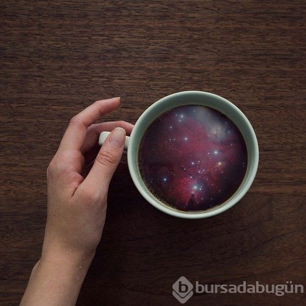 Kahve fincanlarının içindeki muhteşem dalga ve galaksiler
