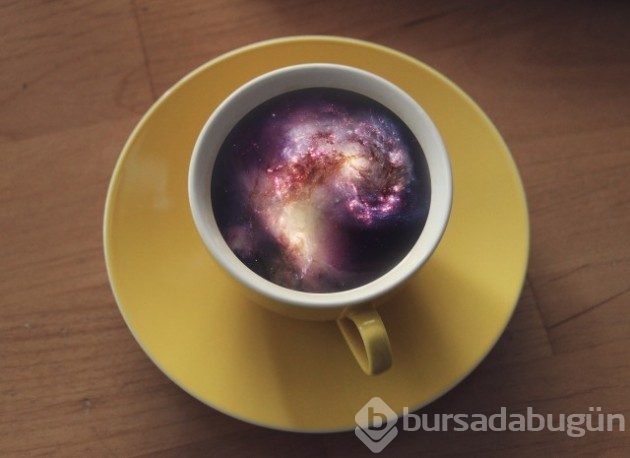 Kahve fincanlarının içindeki muhteşem dalga ve galaksiler
