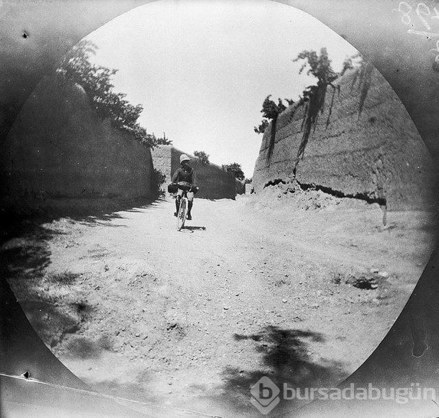 1891 yılında bisikletle dünya turuna çıkan, yolları Türkiye'den de geçmiş 2 maceracı