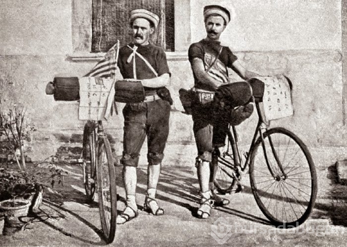 1891 yılında bisikletle dünya turuna çıkan, yolları Türkiye'den de geçmiş 2 maceracı