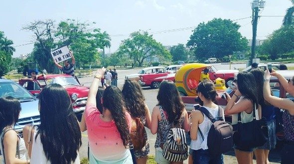 Annesi kaygılanmasın diye dünyayı bu pankartla geziyor!