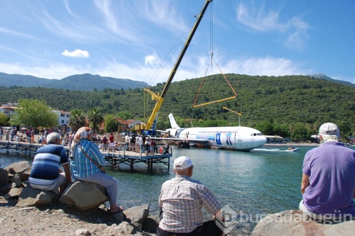 Kuşadası sahilinde görenleri şaşkına çeviren uçak