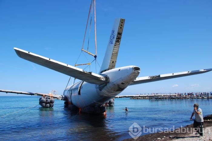 Kuşadası sahilinde görenleri şaşkına çeviren uçak