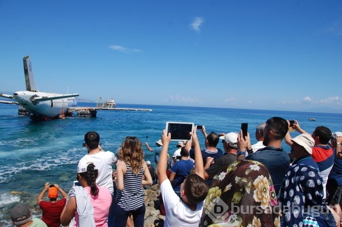 Kuşadası sahilinde görenleri şaşkına çeviren uçak
