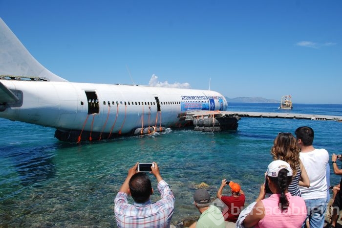 Kuşadası sahilinde görenleri şaşkına çeviren uçak