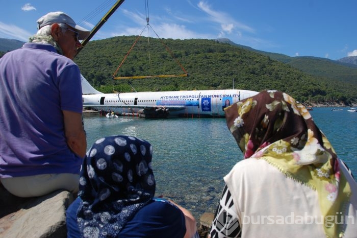 Kuşadası sahilinde görenleri şaşkına çeviren uçak