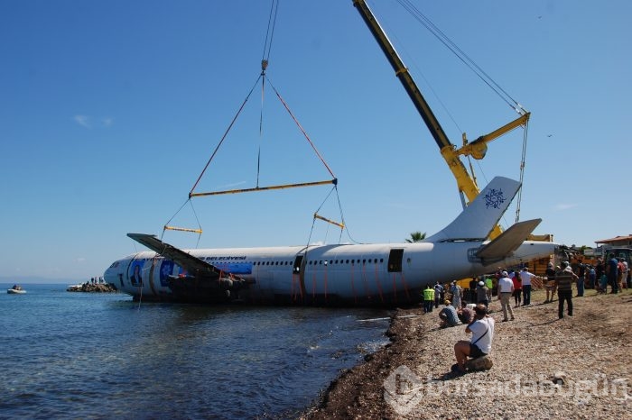 Kuşadası sahilinde görenleri şaşkına çeviren uçak