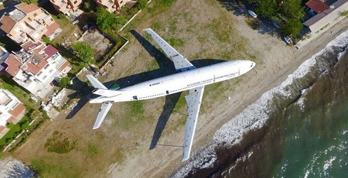 Kuşadası sahilinde görenleri şaşkına çeviren uçak