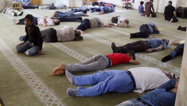 Sıcaklık gölgede 36 derece olunca camilere sığındılar