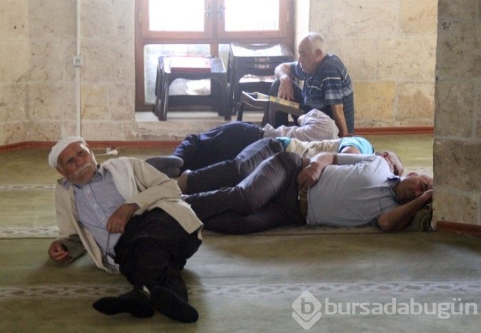 Sıcaklık gölgede 36 derece olunca camilere sığındılar