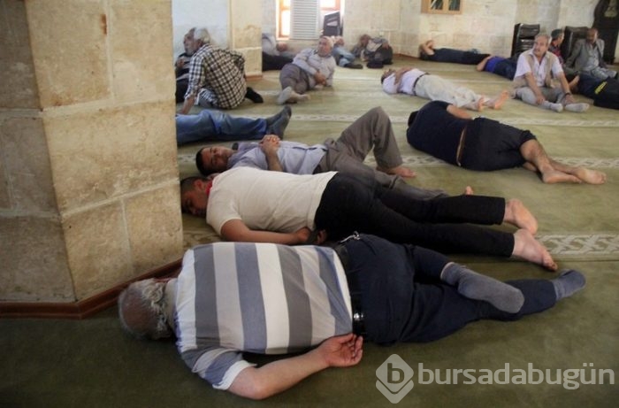 Sıcaklık gölgede 36 derece olunca camilere sığındılar