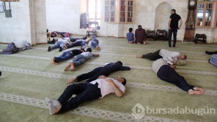 Sıcaklık gölgede 36 derece olunca camilere sığındılar