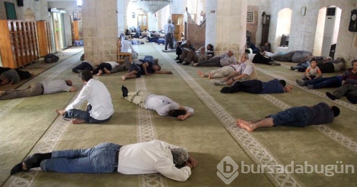 Sıcaklık gölgede 36 derece olunca camilere sığındılar