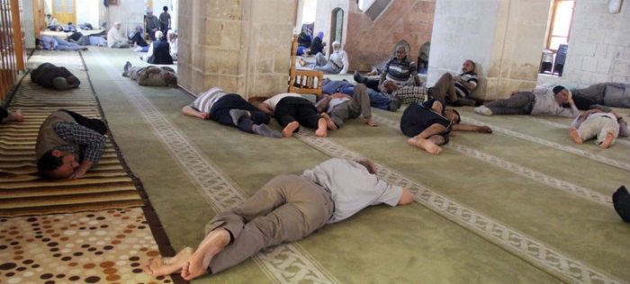 Sıcaklık gölgede 36 derece olunca camilere sığındılar