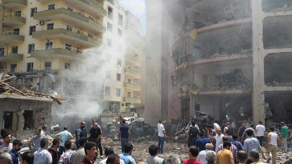 Mardin'de Emniyet Müdürlüğü'ne bombalı araçla saldırı