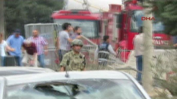 Mardin'de Emniyet Müdürlüğü'ne bombalı araçla saldırı
