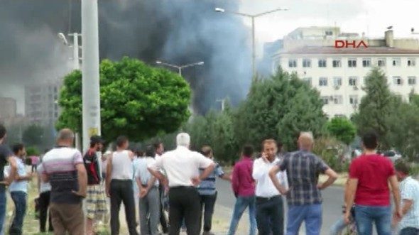 Mardin'de Emniyet Müdürlüğü'ne bombalı araçla saldırı