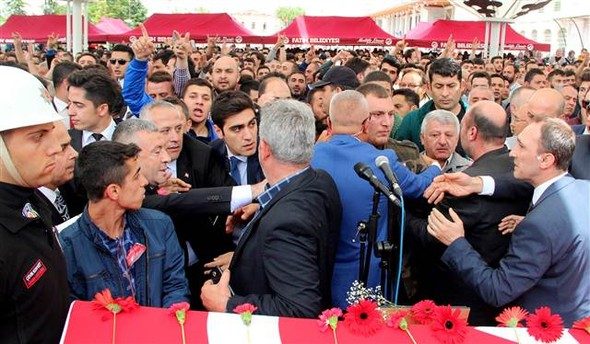 Kılıçdaroğlu'na şehit cenazesinde mermi kovanı atıldı