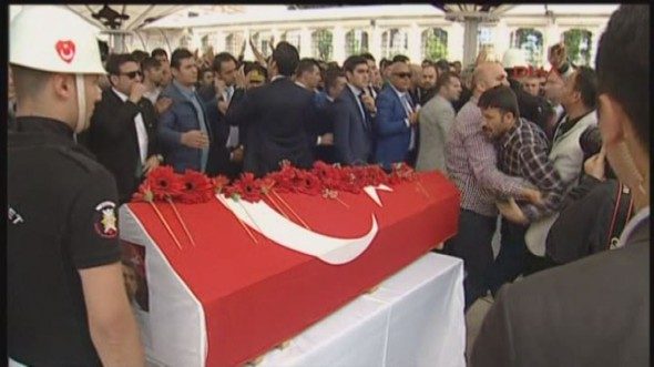 Kılıçdaroğlu'na şehit cenazesinde mermi kovanı atıldı