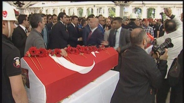Kılıçdaroğlu'na şehit cenazesinde mermi kovanı atıldı