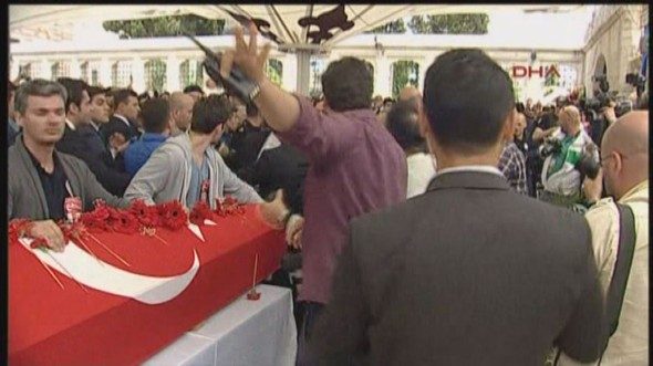 Kılıçdaroğlu'na şehit cenazesinde mermi kovanı atıldı