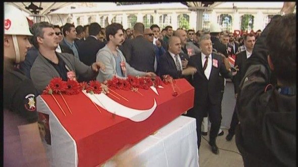 Kılıçdaroğlu'na şehit cenazesinde mermi kovanı atıldı