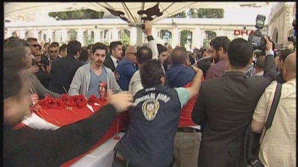 Kılıçdaroğlu'na şehit cenazesinde mermi kovanı atıldı