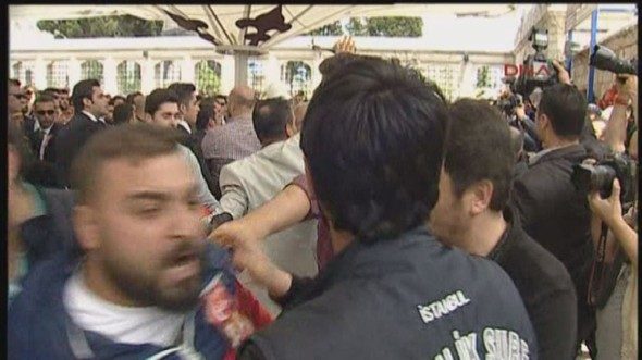 Kılıçdaroğlu'na şehit cenazesinde mermi kovanı atıldı