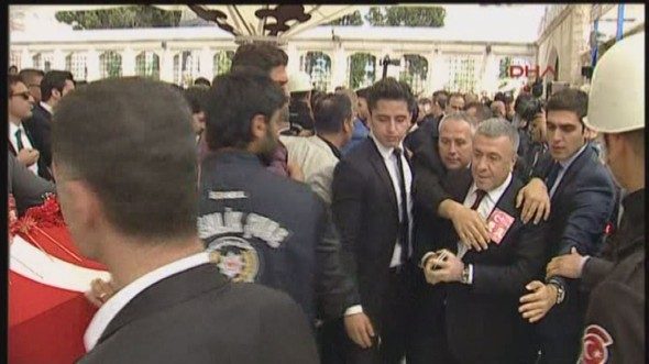 Kılıçdaroğlu'na şehit cenazesinde mermi kovanı atıldı