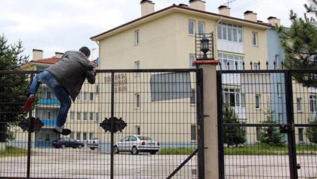 Bir garip uygulama: 
Öğretmenler okula böyle gidiyor