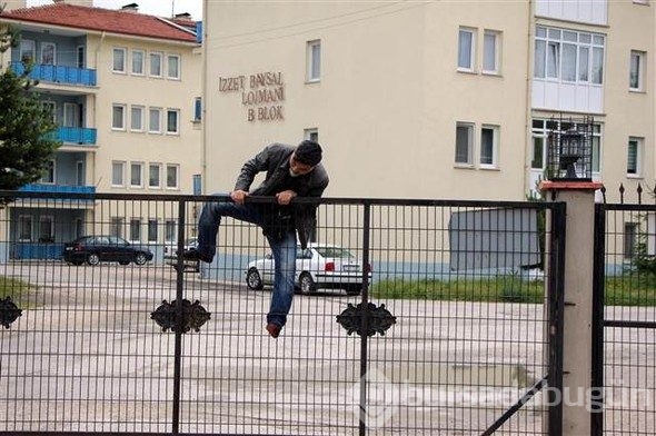 Bir garip uygulama: 
Öğretmenler okula böyle gidiyor