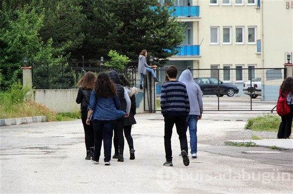 Bir garip uygulama: 
Öğretmenler okula böyle gidiyor