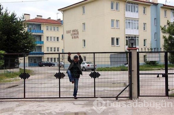 Bir garip uygulama: 
Öğretmenler okula böyle gidiyor
